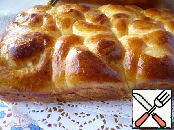 Check the readiness of the buns with a wooden skewer.
The buns are baked.