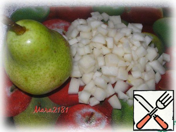 And at this time, you can do the stuffing.
Wash 2 pears, peel and cut into cubes.
