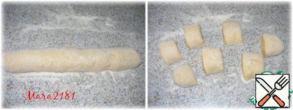 After an hour, the fast yeast worked well, and the dough came up well. Sprinkle the work surface with flour, roll out a block of dough and divide it into 7 parts.

