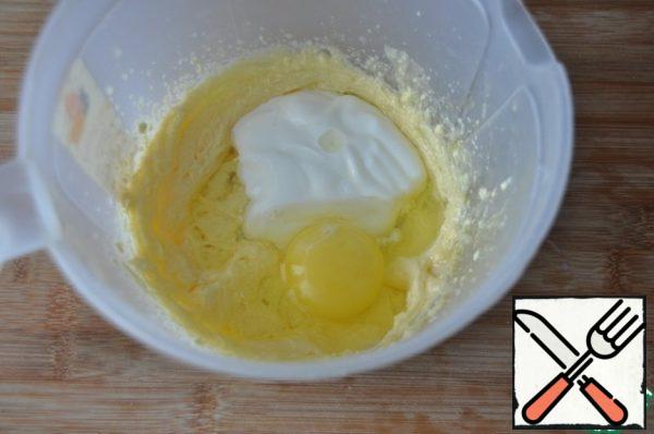 Put the egg and sour cream, mix.
