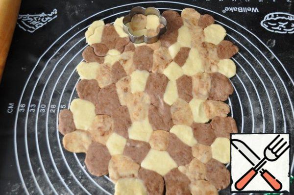Gently roll out the dough with a rolling pin so that the pieces stick together, and cut out the cookies. Roll out the trimmings again, but this cookie, of course, will be more deformed.
