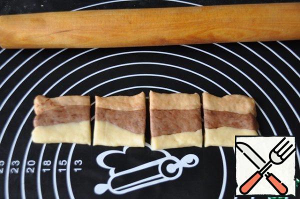 Another option. Tear off a piece from each dough, roll out into a bundle, put three bundles next to each other, press down slightly, roll out with a rolling pin, cut into rectangles of about 4 by 5 cm.
Place the cookie blanks on a baking sheet covered with baking paper, place in a preheated 180 degree oven, bake until ready for 15 minutes.
