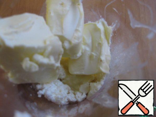 In a glass for an immersion blender or other convenient container, put cottage cheese, softened butter and 1 tbsp. l. white condensed milk, whisk into a homogeneous mass.
