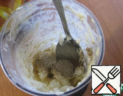 Divide the curd mass into two equal parts, add vanilla sugar and 1 tablespoon of white condensed milk in one part, beat everything again. In the second part add a spoonful of boiled condensed milk and cinnamon with sugar, once again all carefully punch blender