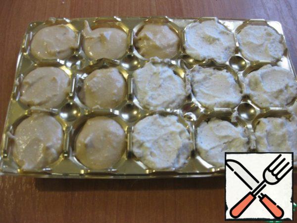 Now we will need to form balls - it is best to make several molds, I have such a shape from candy hemispheres.
I filled half of the molds with vanilla mass, and half with cinnamon.
