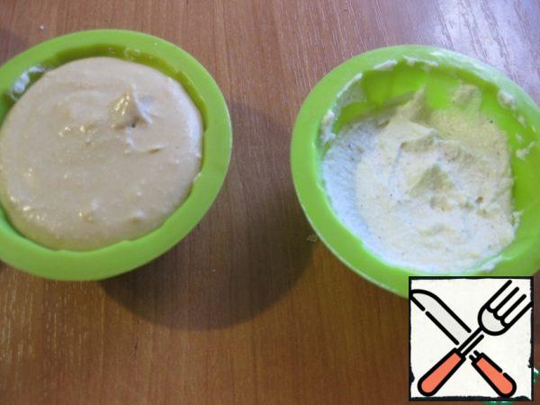 Put the remaining curd mass in layers in silicone mini muffin molds.
We put everything in the freezer for 30-40 minutes.
