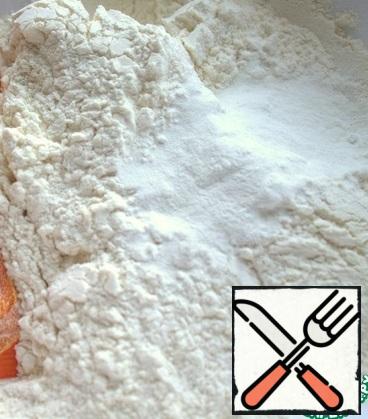 Divide the dry ingredients separately from wet. In flour, add salt, soda (better to reduce, a little felt) and baking powder.