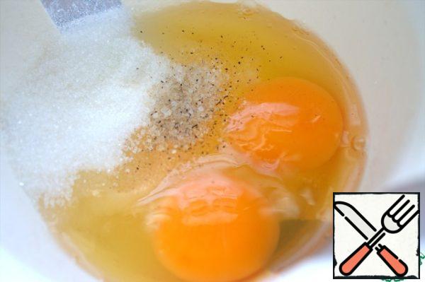 Now, to get a wet composition, beat eggs with fine sugar into the whipping container (it is better for sweet tooths to increase it to 100 g).
