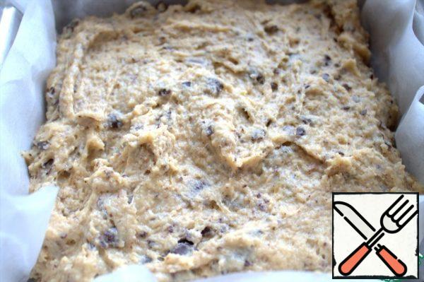 Cover the mold with oiled baking paper and transfer the dough into it. It is better to bake in the form of a "brick", but mine does not fit in size, in a portable electric oven, the oven is still waiting.
