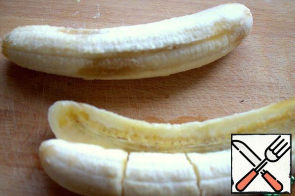 For top 1-2 banana cut lengthwise into strips or halves.