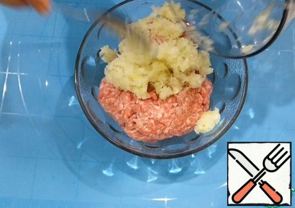 Chop the onion with a blender. Add to the minced meat.
