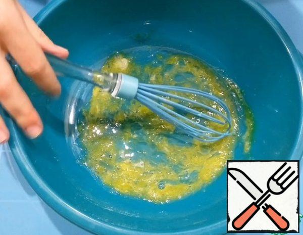 For the dough, beat the egg with salt. Stir with a whisk.

