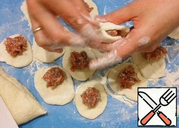 Divide the dough into 4 parts and make a sausage 2-3 mm thick in diameter from each.
Cut the sausage into pieces about 1.5-2 mm wide. Roll out the tortilla from each part with a rolling pin.
