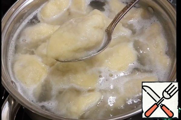 Boil water in a saucepan, add salt to taste and add dumplings. To interfere.
When they pop up, cook them for another 5-6 minutes. Dumplings with minced meat are ready. Put them in a bowl, add the butter.