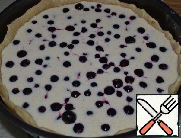 Remove the base from the oven and pour the resulting mass. Spread the berries on top. Return to the oven and bake for about 1 hour.
Before serving, chill for a few hours (the more, the tastier) in the refrigerator so that the filling finally catches.
