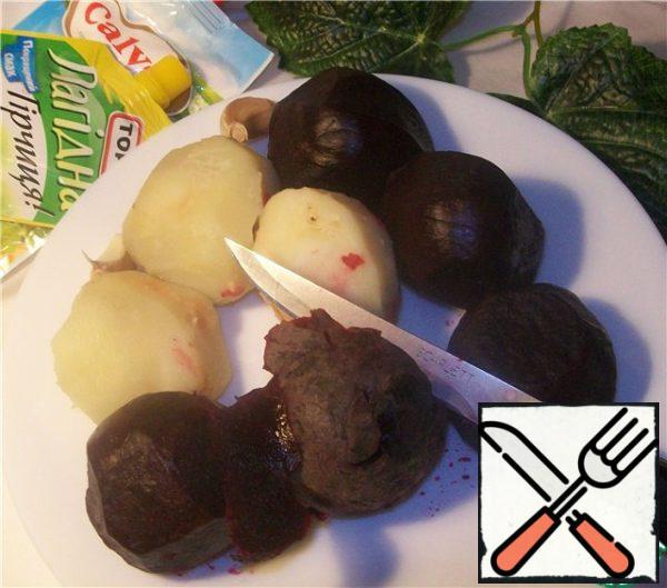 Boil the beets and potatoes. Here are the proportions of the consequences of this - it is necessary that there be twice as many beets as potatoes.
