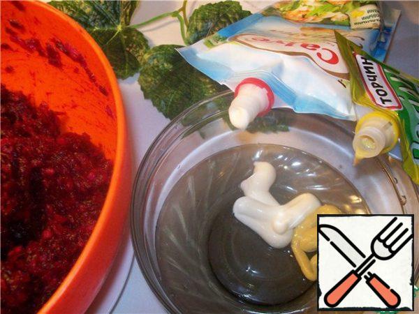Grate beets and potatoes on a coarse grater, mix, add garlic. Prepare a dressing of mayonnaise, mustard and powdered sugar. Here my proportions are written rather approximate. Just focus on your taste. The main thing is that these three components are present. To taste, the dressing should be spicy, with mustard, mayonnaise and sweet.
