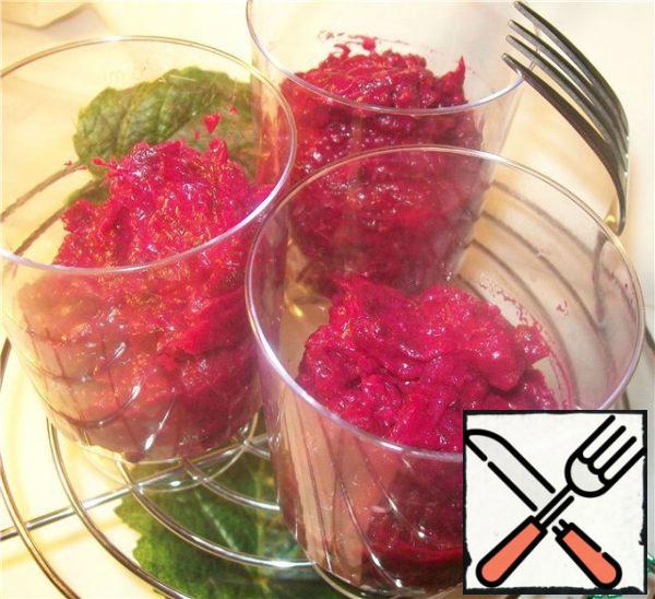 That's all she wrote. I usually serve this salad in disposable cups at beer parties when I arrange a buffet. On top, you can also put a pendant wrapped in a ring.