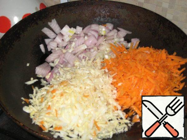 Finely chop the onion, grate the carrots and celery on a coarse grater, cut the parsnips into strips - fry all the vegetables in vegetable oil. We leave part of the fried vegetables for the filling.
