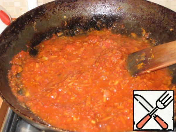 Pour some of the fried vegetables over the tomato and boil a little - this will be a dressing for pepper. Put the pepper in a saucepan, pour tomatoes and vegetables and simmer for 30 minutes.
You're finished!
Enjoy your meal!!!
