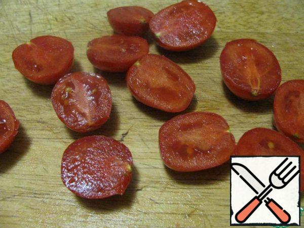 Cut tomatoes into halves.
