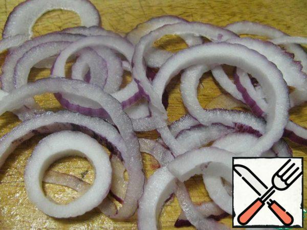 Cut the onion into rings.
