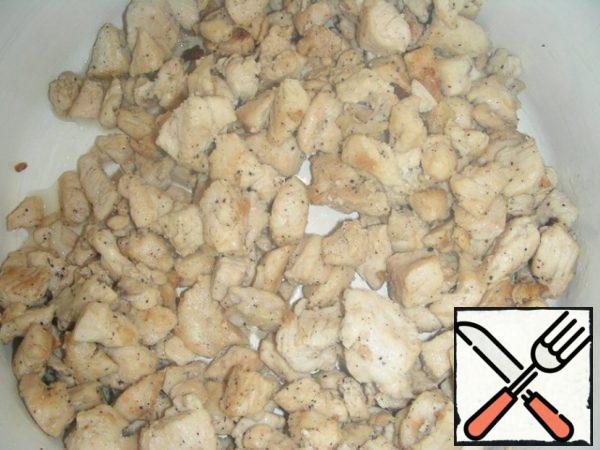 Cut chicken fillet into cubes and fry. In the process of cooking, season with salt and pepper. Cool.
