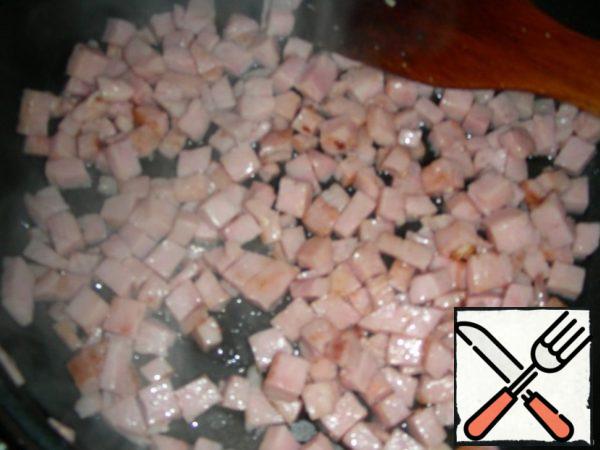 Also cut into cubes and fry the ham. Cool.

