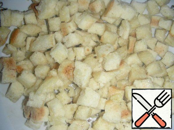 Crackers can be used ready-made, but I always do it myself. To do this, I cut 5-6 slices of a loaf without a crust into cubes and put them in the microwave for a few minutes. Then pour the cooled crackers over a few tablespoons. 2 tablespoons of oil and squeeze out a few cloves of garlic. Stir and let it brew for a long time.
