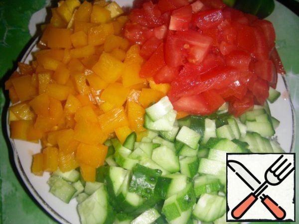 This time, cut the vegetables into cubes.
