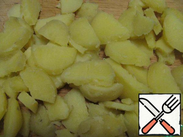 Boil the potatoes in a uniform, cool and cut into half rings.
