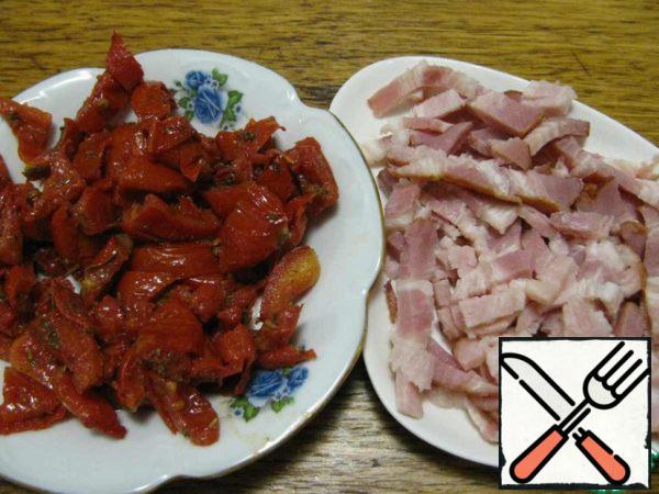 Peel the tomatoes from the butter and finely chop, cut the brisket into strips. Boil the beans in salted water for 10 minutes. Drain the water, leaving 100 ml of broth for the marinade.
