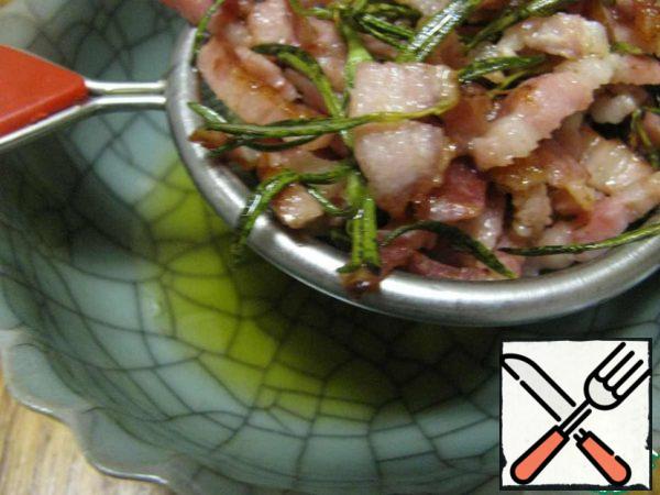 Drain the oil in which we fried the bacon, we will need it for the sauce.
