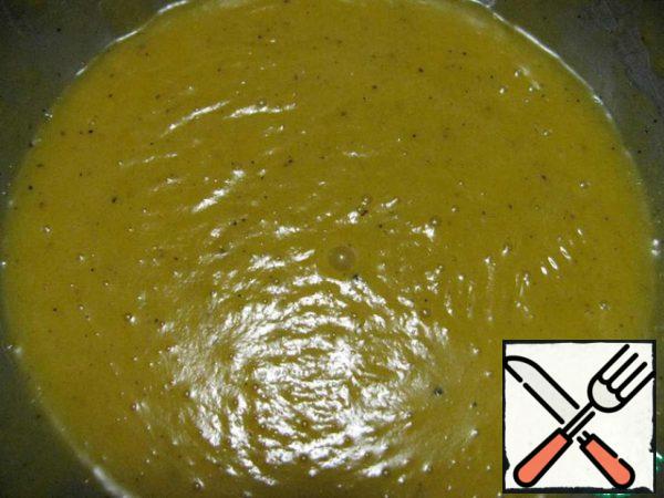 The sauce is prepared as follows: filtered butter is mixed with yolks and heated, stirring all the time with a whisk, without bringing to a boil. Salt and pepper.
