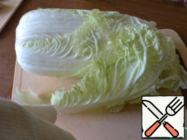Take a small head of Beijing cabbage, I take only the upper leaves, they are more tender, and in this salad it is necessary).