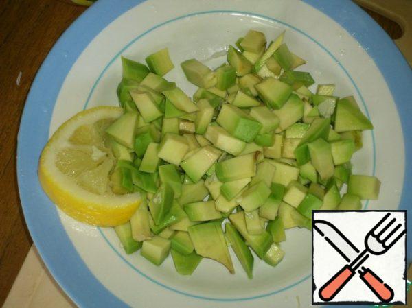 Peel the ripe avocado, cut into cubes and sprinkle with the juice of half a lemon.