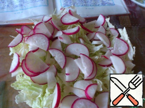 Cut the radish into slices.