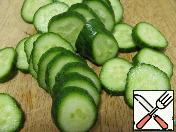 Cut the fresh cucumber into slices and sprinkle with salt.
