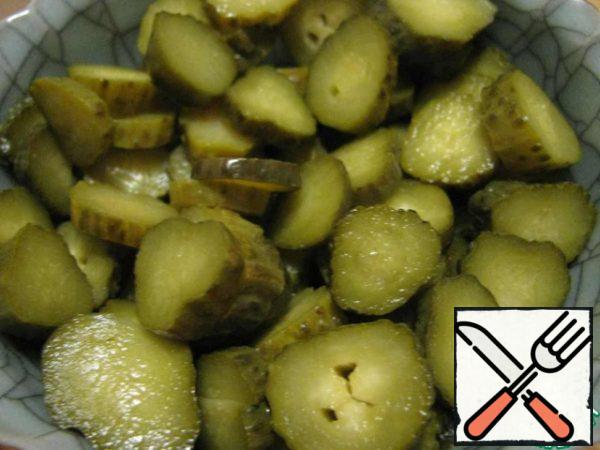 Cut the canned cucumbers into small pieces (I had gherkins, so I sliced them).
