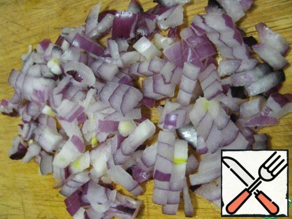 Chop the dill, cut the onion into cubes.
