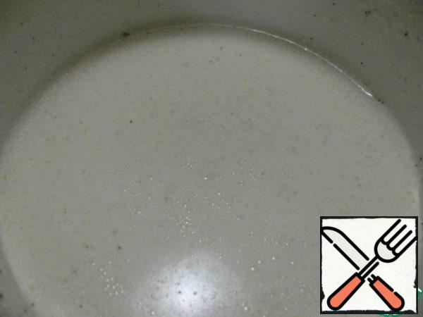 For the sauce, mix cream, melted butter, mustard and beer. Season with salt and pepper.

