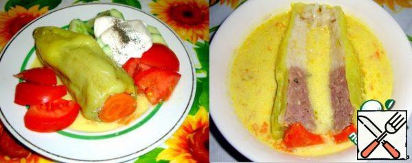 It looks like a ready-made pepper. Separately, pass through a meat grinder and rice, too. Garnish is not required. Everything is inside.
But vegetables are just right... tomatoes, cucumbers.