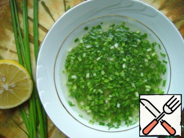 First boil the eggs, then prepare the sauce. Finely chop the green onions (I had thin feathers, this can be seen in the photo, if you have larger feathers, take a smaller amount), squeeze the juice out of half a lemon. Mix the juice, wine vinegar, vegetable oil, add salt, sugar, pepper, beat until the solid ingredients dissolve and combine with finely chopped onions.

