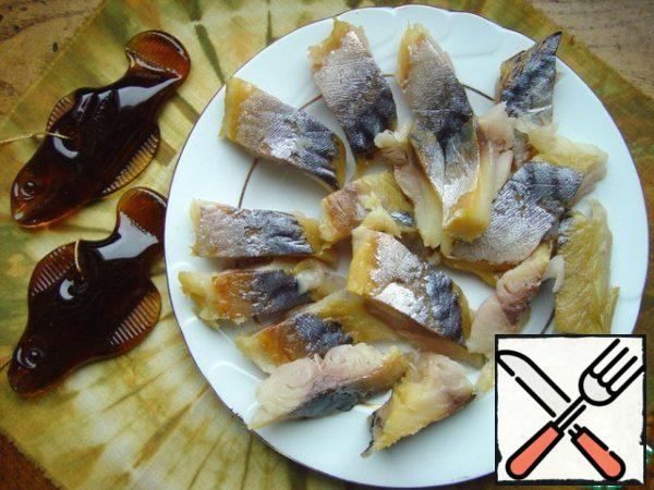 Peel the fish from the skin and bones, chop.
