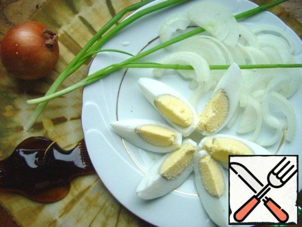 Cut the eggs coarsely, onion into half rings.
