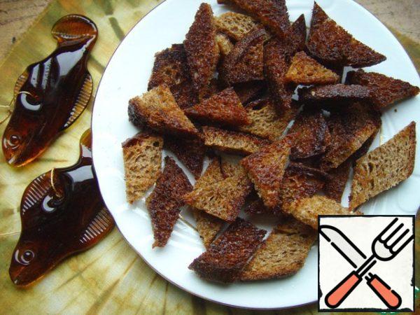 Slices of bread cut into small pieces and fry in butter or vegetable oil.

