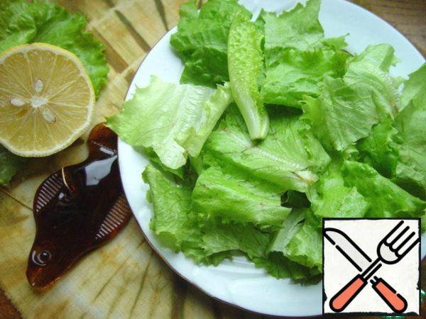 Chop the lettuce leaves coarsely.
