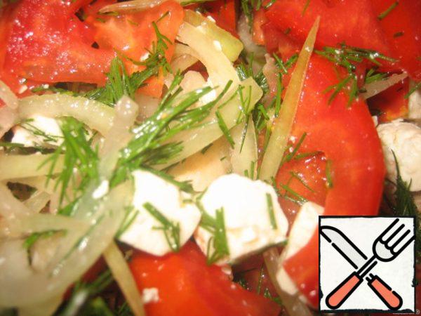 I made pepper to garnish the salad: onion (blanched) + tomatoes + cheese + vegetable oil + dill.
