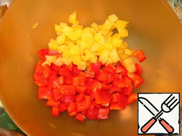 It is not necessary to follow the exact weight of the ingredients, focus on the proportions. Wash, peel and dice the bell pepper.
Also cut the pineapple into cubes.