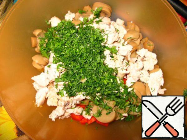 Finely chop the greens and add to the salad.
Mix everything carefully, if desired, add salt, sugar, season with butter and lemon juice.
